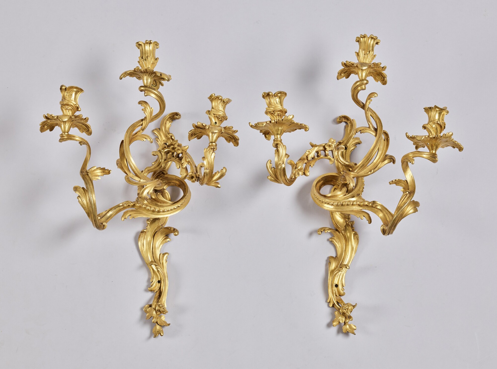 Paire de bras de lumière de Caffieri