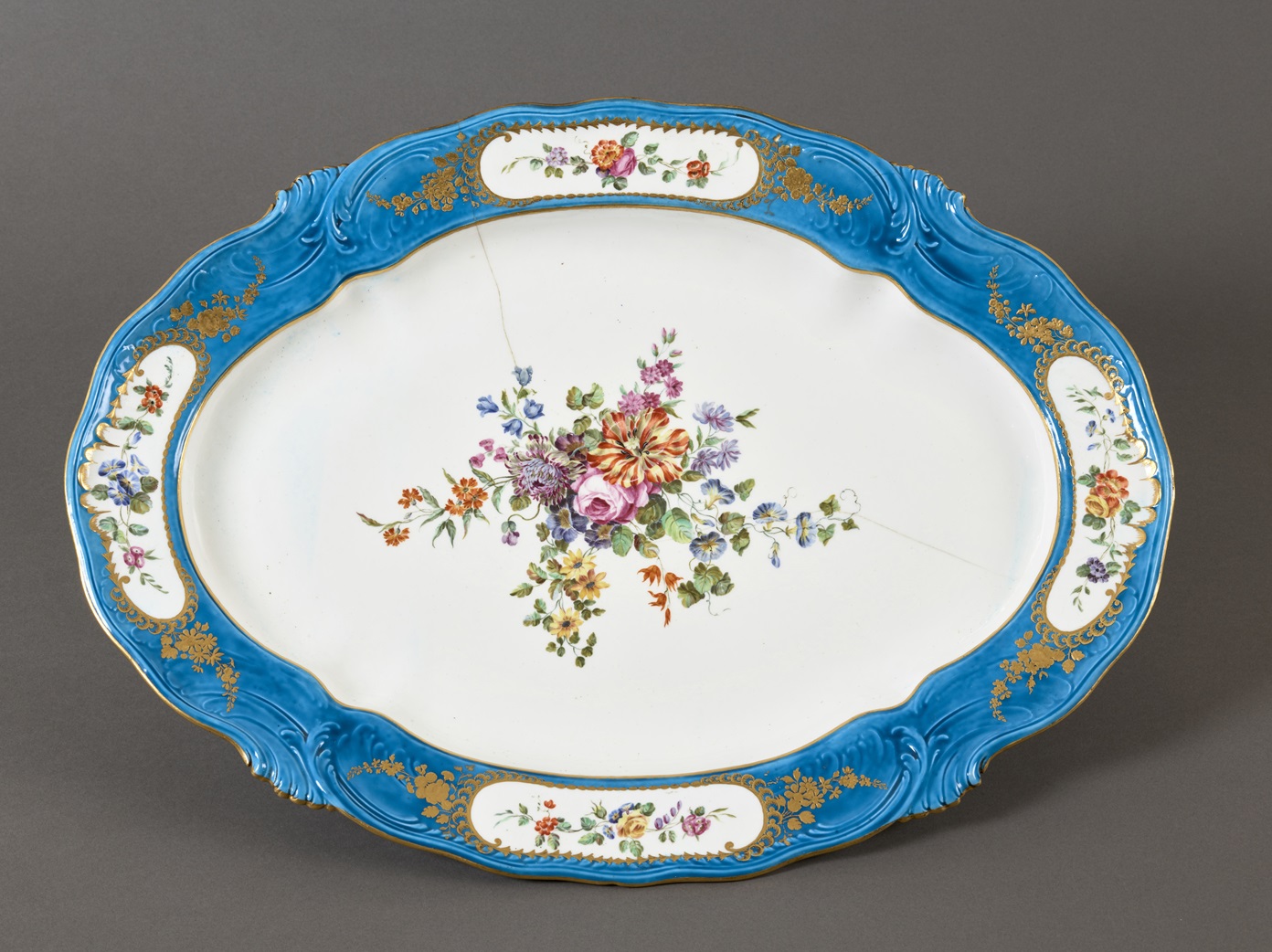 Grand plat ovale en porcelaine tendre de Vincennes du service "bleu céleste" du roi Louis XV