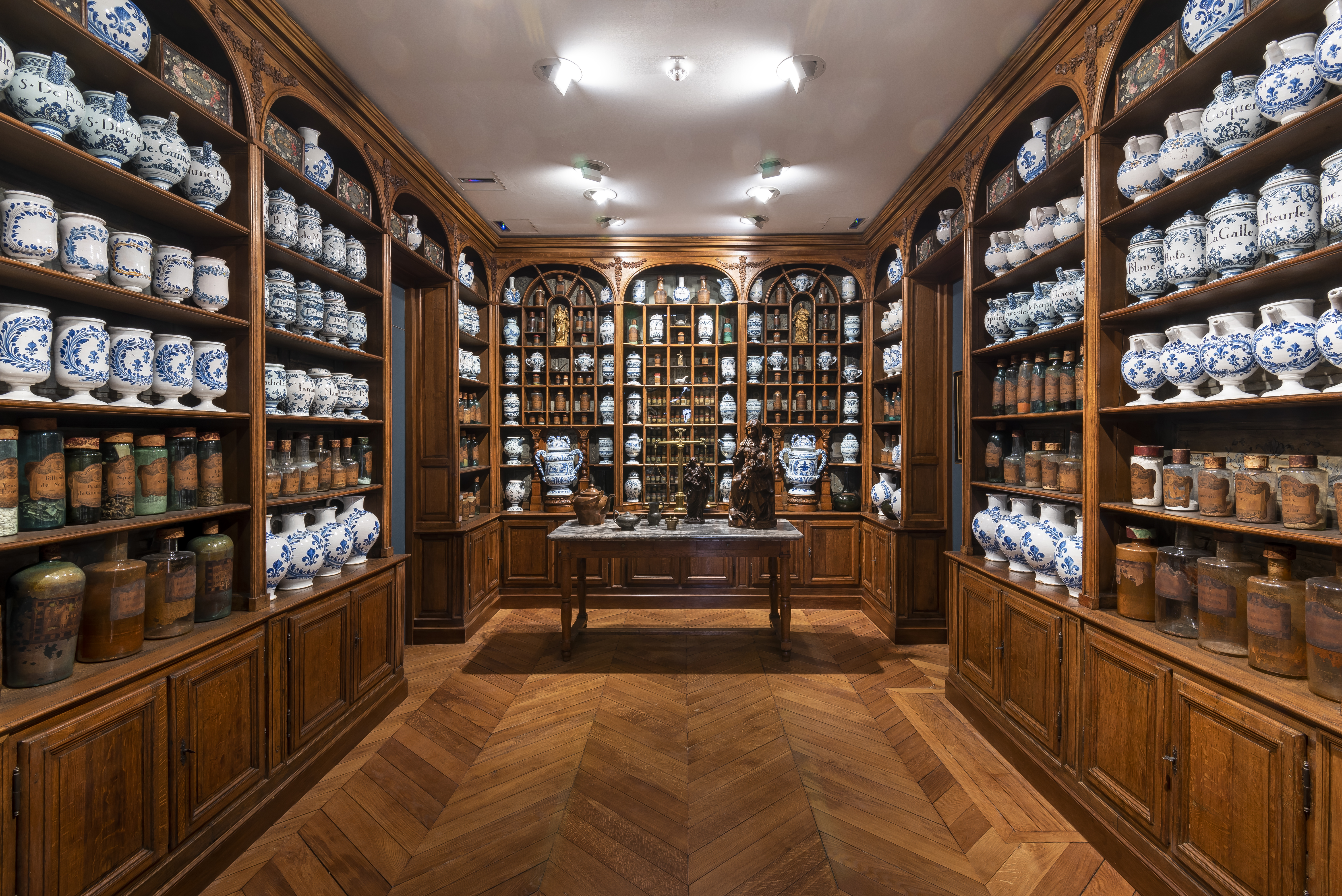 Visite : L'apothicairerie royale